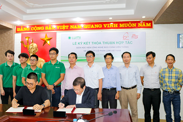 Phó Giám đốc PTIT Vũ Tuấn Lâm và Chủ tịch Lumi Nguyễn Tuấn Anh ký kết hợp tác