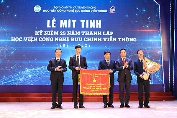 Bộ trưởng Bộ Thông tin và Truyền thông Nguyễn Mạnh Hùng trao Cờ thi đua của Chính phủ năm 2021 cho Học viện
