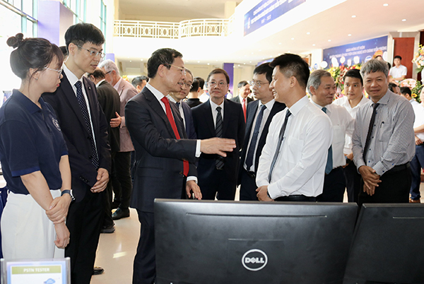 Bộ trưởng Bộ Thông tin và Truyền thông Nguyễn Mạnh Hùng và các đại biểu tham quan triển lãm một số kết quả nghiên cứu khoa học của Học viện
