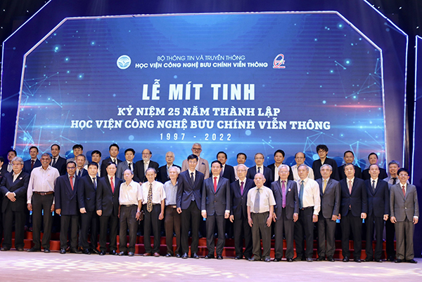 Bộ trưởng Bộ Thông tin và Truyền thông Nguyễn Mạnh Hùng chụp ảnh với lãnh đạo Học viện, các đại biểu trong nước và quốc tế tham dự Lễ kỷ niệm