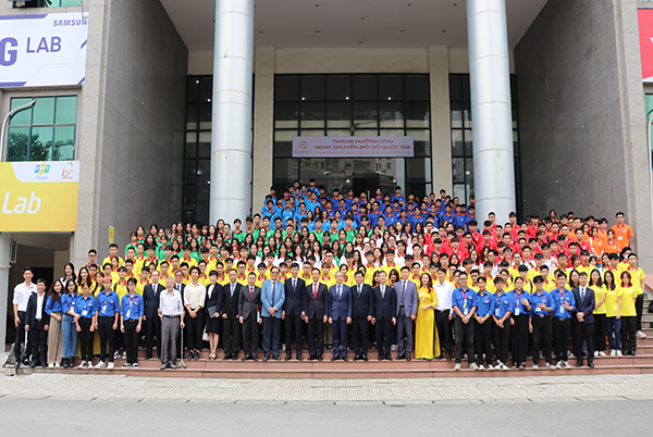 Bộ trưởng Nguyễn Mạnh Hùng chụp ảnh lưu niệm với các tân sinh viên PTIT khóa 2022 – 2023